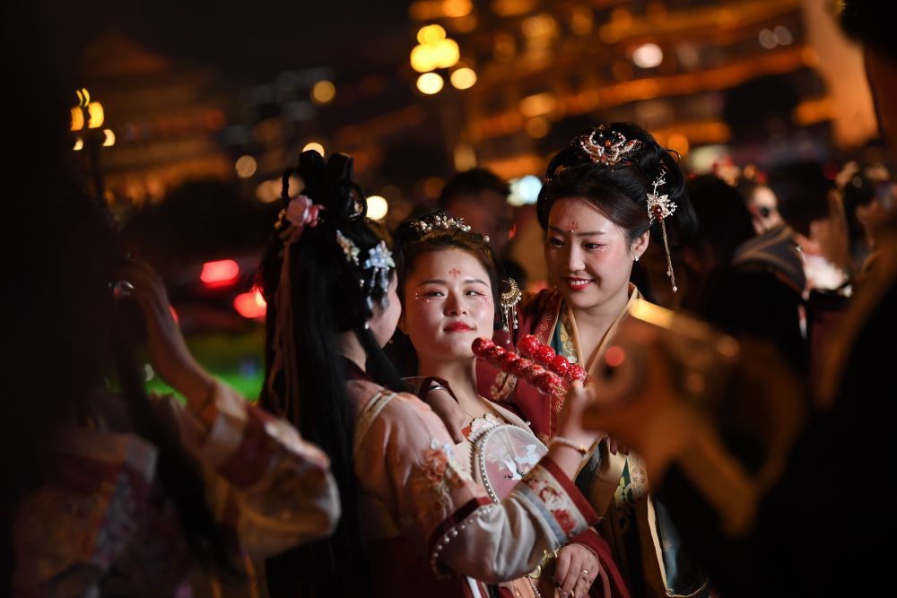 科技与传统华服融合，未来汉服新时代的体验与探索