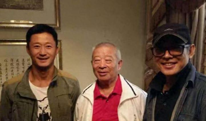 吴京最新互动，友情与陪伴的温馨日常