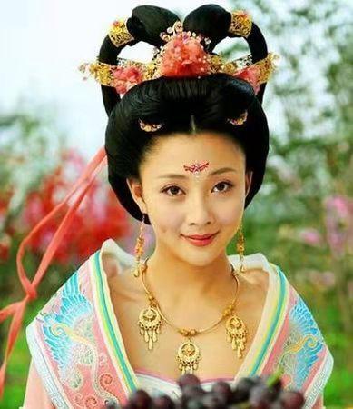 郑爽最新亮相显丰满，小巷美食之旅揭秘