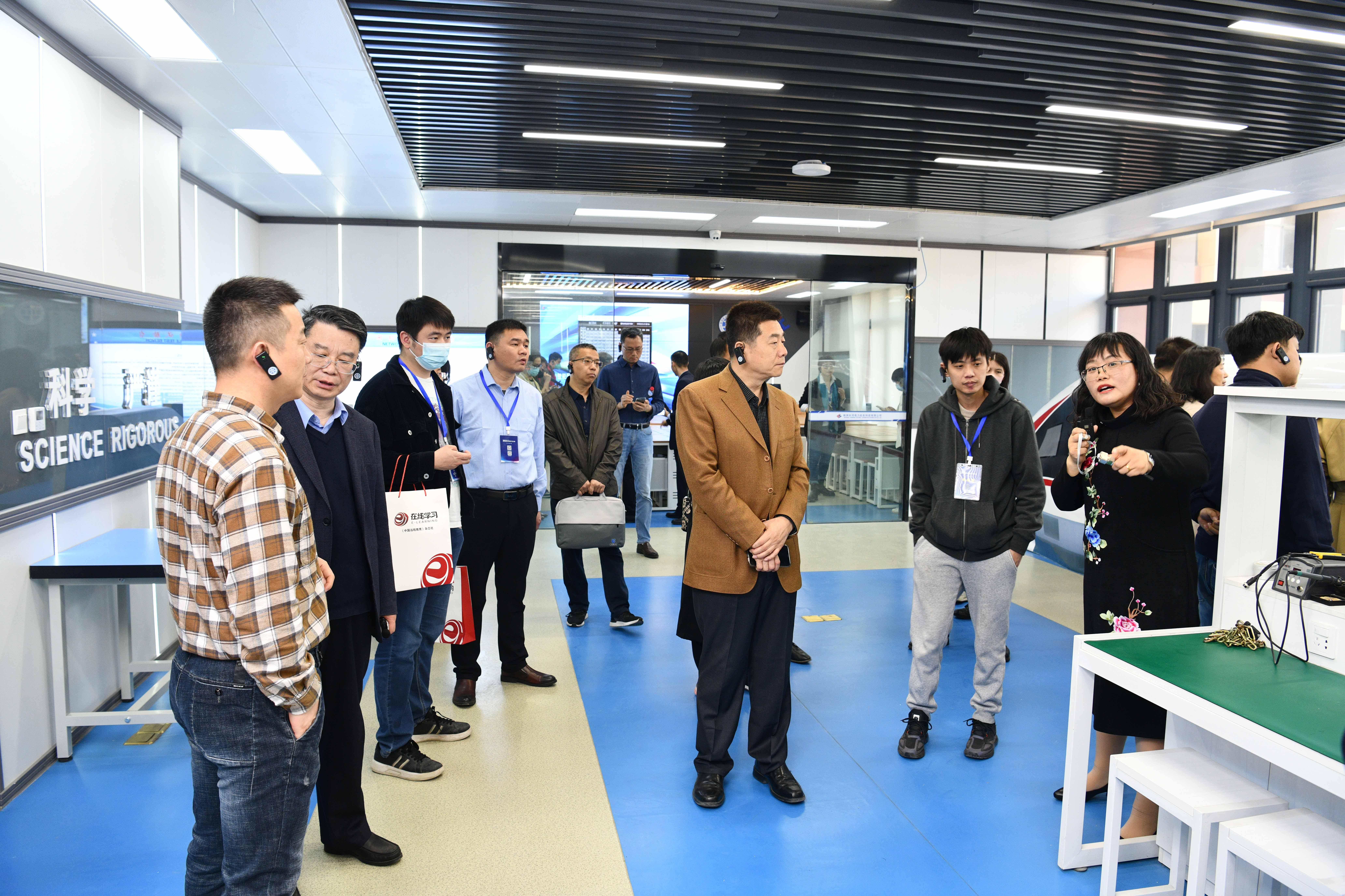 生态政策最新动态，高科技产品的绿色革命与未来体验展望
