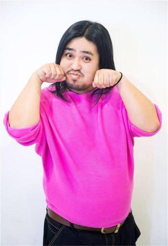内地搞笑男演员，笑中带励，自信成就梦想的力量源泉